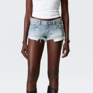 weekday Ljusblå jeansshorts med fransar - Säljer ett par weekday shorts, helt nya med lappen på köpte för 400 kr och säljer för 380 kr eftersom de är slutsålda hela tiden, storlek w30 