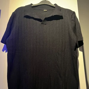 Tunn Svart Pikétröja  - Säljer nu denna goa tröja då den är för liten för mig den är i storlek M men passar nog rätt bra för S med den är väldigt tunn i tyget vilket gör att den är riktigt go under sommaren och de varma tiderna som är påväg säljer för 250 men pris kan diskuteras vid snabb affär! Har du någon fråga är det bara att höra av sig! 🙌🏼