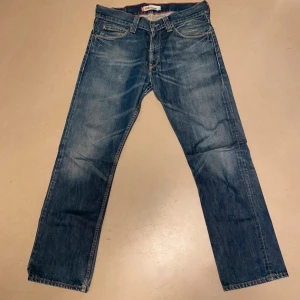 Levis 506 - Levis byxor i storlek 34/32 men passar mindre i midjan. Fet Wasa och fading. Bra skick.