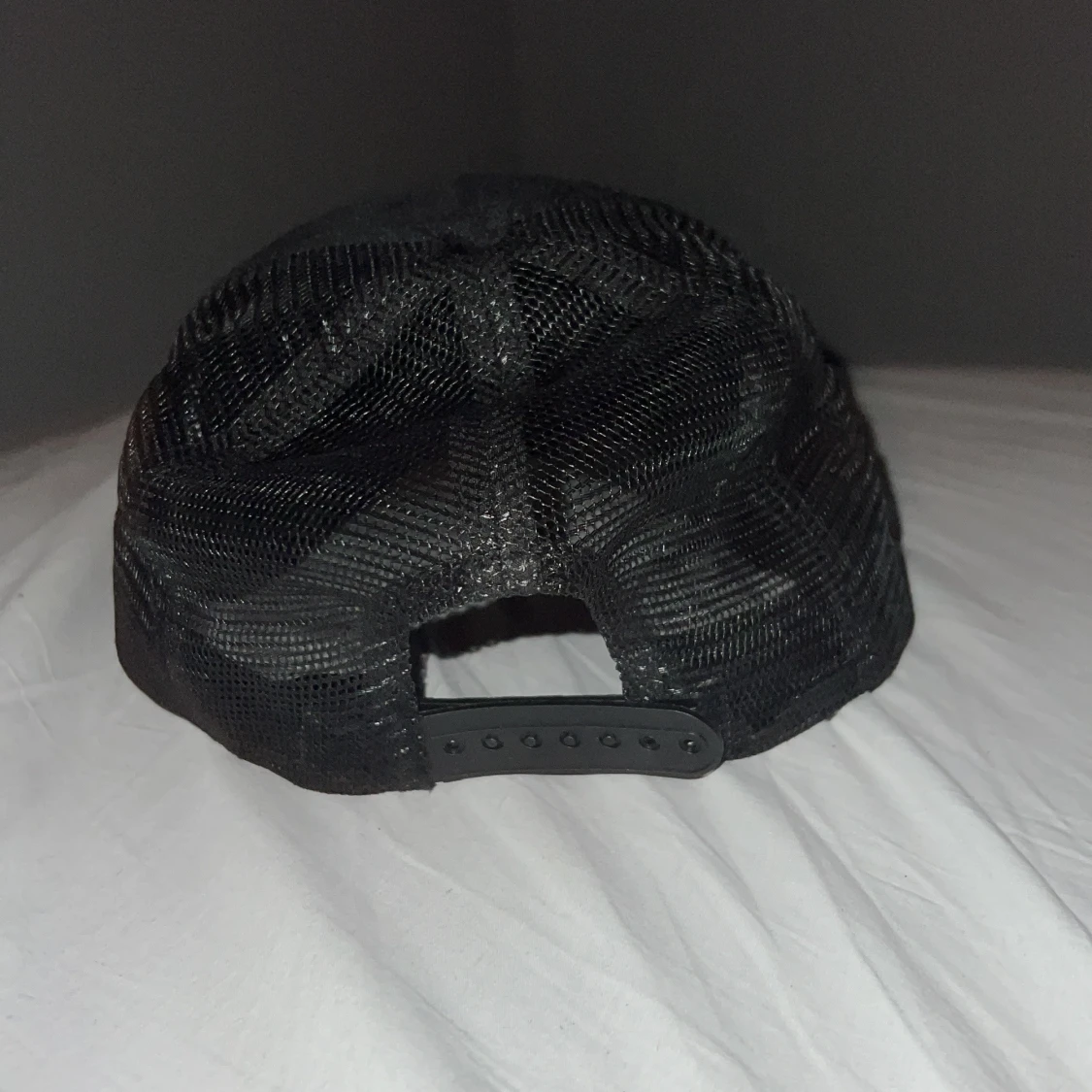 Svart keps med motiv - 3