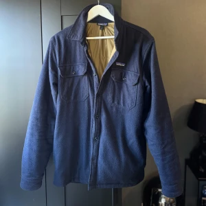 Patagonia overshirt - Patagonia overshirt i storlek M. Nypris är ca 2500kr. Mitt pris 800kr. Använd fåtal gånger. 