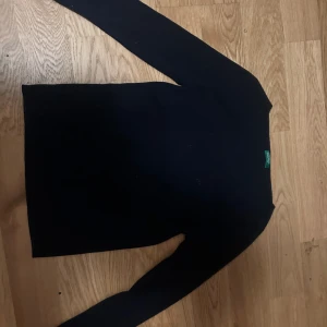 Mörkblå stickad tröja från Morris - Säljer en klassisk mörkblå stickad tröja från Morris. Tröjan har lång ärm och rund halsringning, perfekt för lager-på-lager. Stilren och enkel design som passar till mycket.