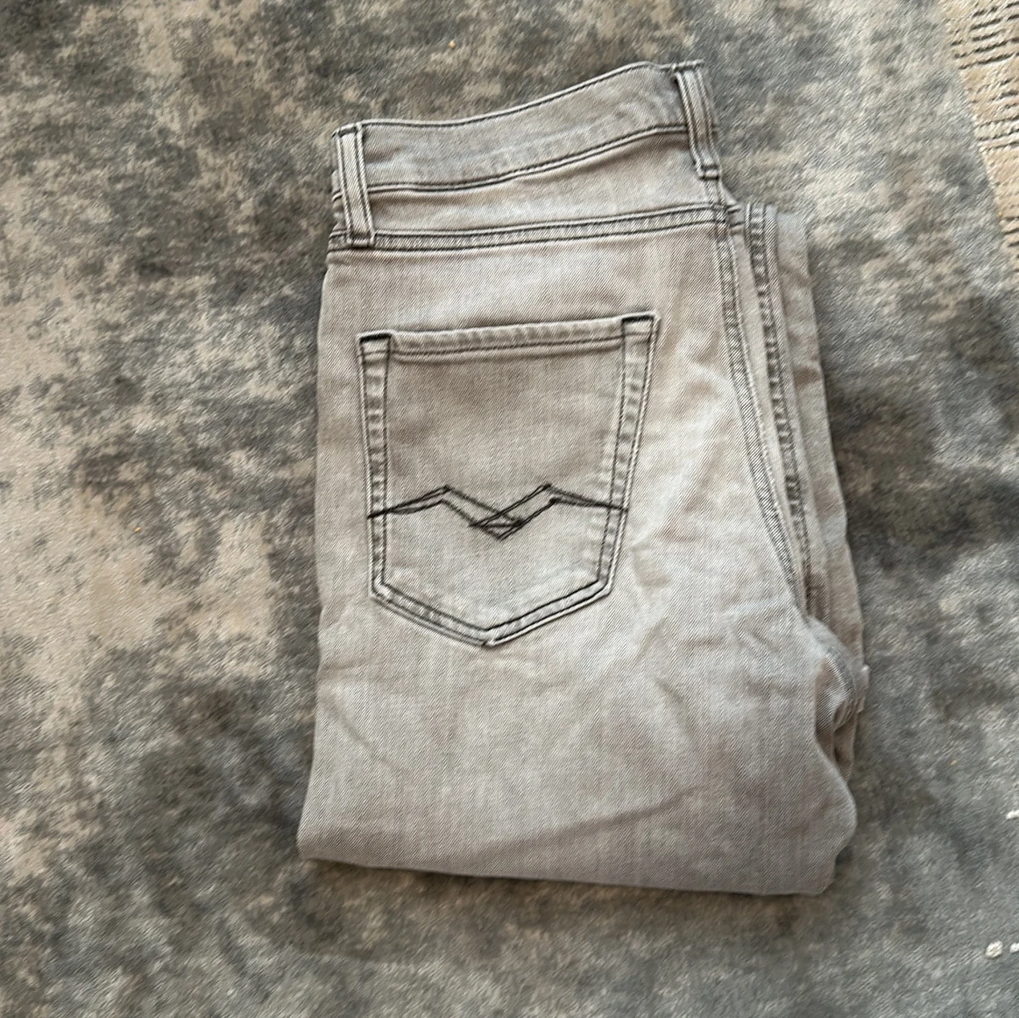 Ljusgrå jeansbyxor från Replay