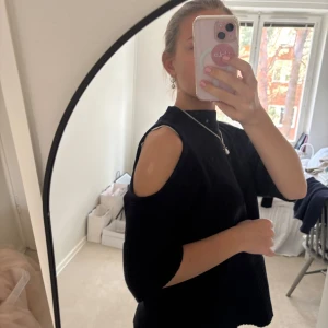 Cut out tröja  - Inga defekter, köp gärna via köp nu 