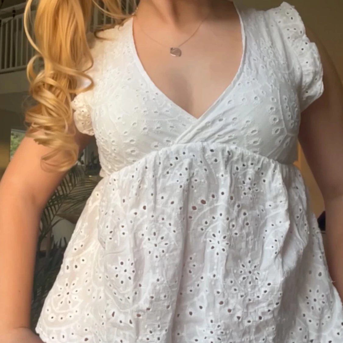 Vit omlott topp med broderade detaljer