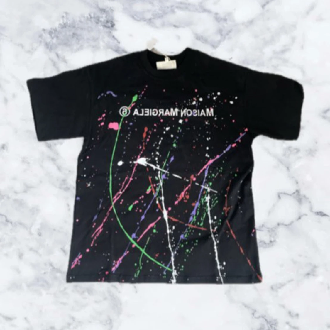 Svart t-shirt från Maison Margiela med färgstänk