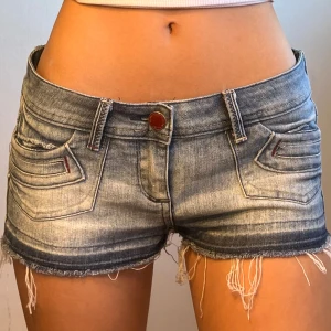 Jeansshorts  - Midjemått: 41cm. Betala via appen eller Swish 💖