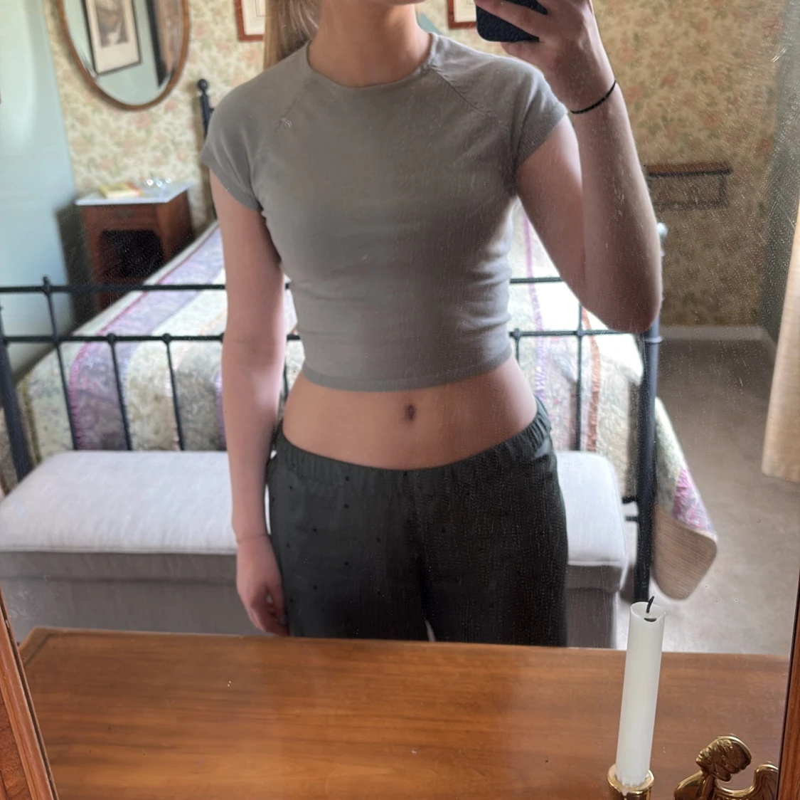 Grå topp med öppen rygg