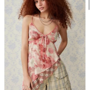 SÖKER kimchi blue cami XS - Hej söker denna Kimchi Blue topp från urban outfitters i XS. Har för mig att den funnits i andra färger också och söker dessa också!! ❤️