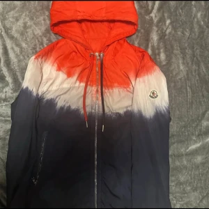 Moncler windbreaker(ÄKTA!!) - Denna jacka kosta 11000kr köpt i affär i Palma för 2 år sedan. Kvitto och tillbehör saknas men har Äktehetsbevis. Pris ej hugget i sten😁Passar både S och M