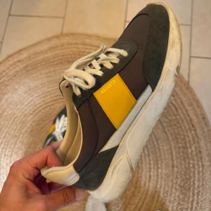 Axel Arigato skor - Fint skick! Lite skav på ena hälen (se bild), annars mycket bra. 