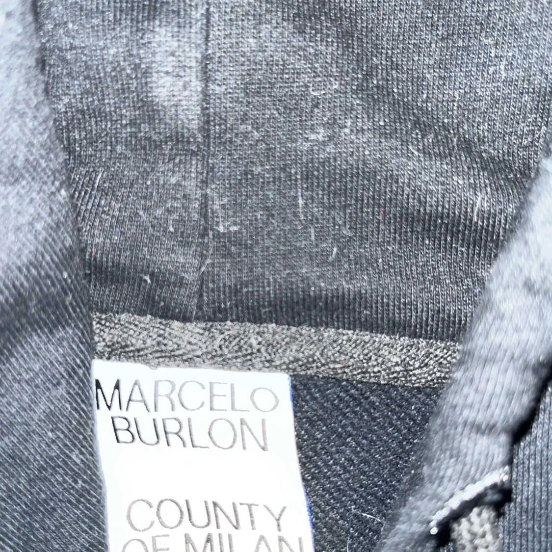 Svart hoodie med vingmönster från Marcelo Burlon - 2