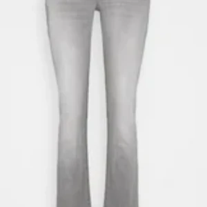 Grå bootcut jeans LTB - Säljer ett par grå jeans med bootcut passform. Jeansen har klassisk femficksdesign och låg midja.  LTB 28/34