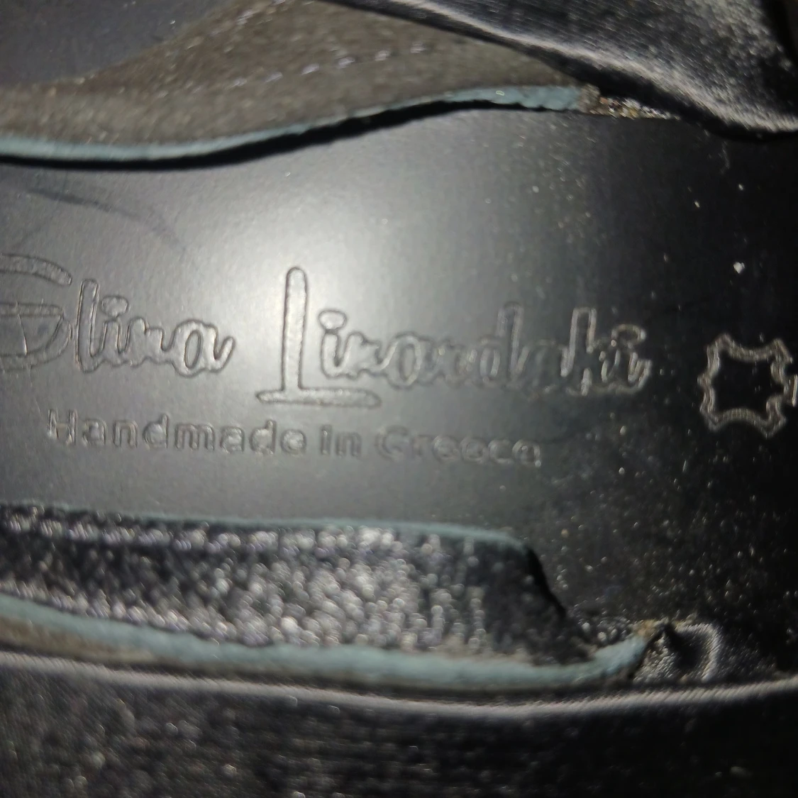 Svarta sandaler med pärldetaljer från Elina Linardaki - 2