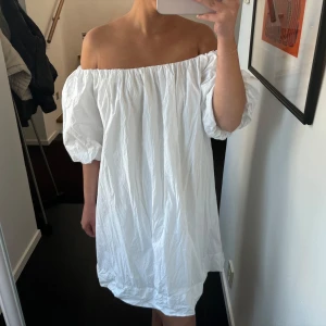 Vit klänning - Jätte snygg klänning från Gina perfekt till studenten och sommaren! Endast andvänd 1 gång så den är i toppen skick! 