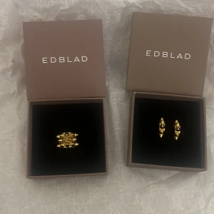 Guldpläterat smyckeset med nitar från Edblad - Säljer ett smyckeset från Edblad med ett par örhängen och en ring med nitar i guld. Jätte fint skick och knappt använda, det är inga delar som har gått sönder och pris kan diskuteras❤️❤️