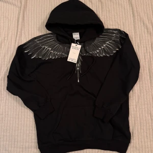Marcelo Burlon hoddie - Säljer en helt ny svart hoodie från Marcelo Burlon. Storlek är XL men passar bättre som L. Endast testad – aldrig använd! Snygg passform och riktigt bra kvalitet.  Nypris: 5000kr