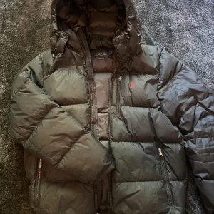 Ralph Lauren dunjacka - Säljer en svart Ralph Lauren dunjacka. Perfekt för kyliga dagar. Använd en vinter, bra skick!