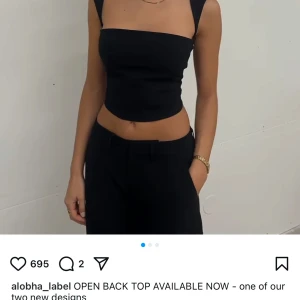 ALOBHA LABEL TOPP med öppen rygg - Helt oanvänd tröja från Lova widebergs klädmärke som ej kan köpas längre, perfekt skick me lappen på