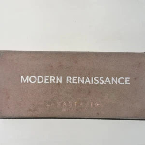 Modern Renaissance ögonskuggspalett - Modern Renaissance från Anastasia Beverly Hills är en ögonskuggspalett med 14 nyanser i både matta och skimrande toner. Färgerna sträcker sig från neutrala beige och bruna till rosa, röd och guld. Paletten har en spegel och en dubbeländad borste.