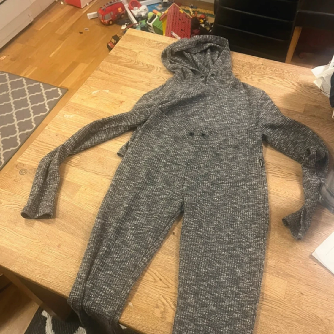 Rosa ribbad onesie med huva