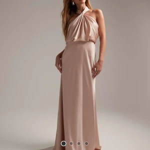 Rosa balklänning med halterneck - Endast använd en gång på balen, i nyskick! Postar inom en dag! 