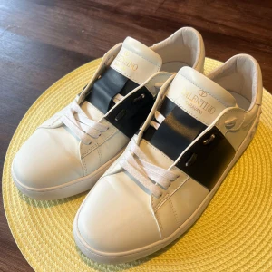 Valentino Garavani - Använda typ 5 gånger, inga defekter, storlek: 42, färg, vit med navy blue, får med skokartong som dom kom i. Snabb affär: 1300