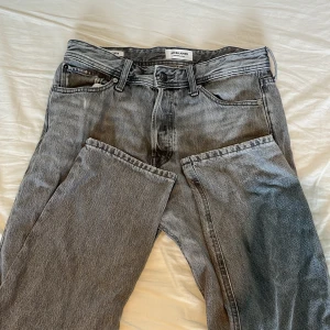 Grå jeans från Jack & Jones Relaxed/Chris - Säljer ett par grå jeans från Jack & Jones, modell Relaxed/Chris. Jeansen har en avslappnad passform med klassisk femficksdesign och dragkedjegylf. Perfekta för en chill och stilren look.Inga defekter och som ny! Skriv vid fundering 💭 😁