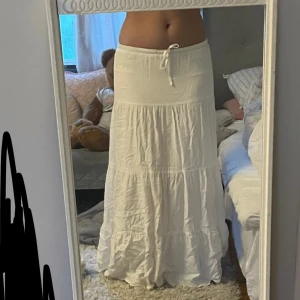 Vit långkjol från Brandy Melville - Säljer min fina brandy Melville kjol🩷.  Finns bara i en storlek och passar XS, S och M💕.  Endast använd tre gånger. Som ny bara att lapparna är bortklippta. Kom bro åt om du har några frågor💞