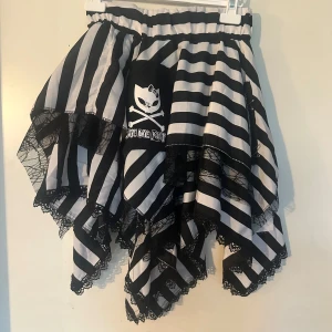 Kjol bye bye Kitty fr Poizen - Kjol från bye bye Kitty fr Poizen. Helresår i midjan. Helt ny.