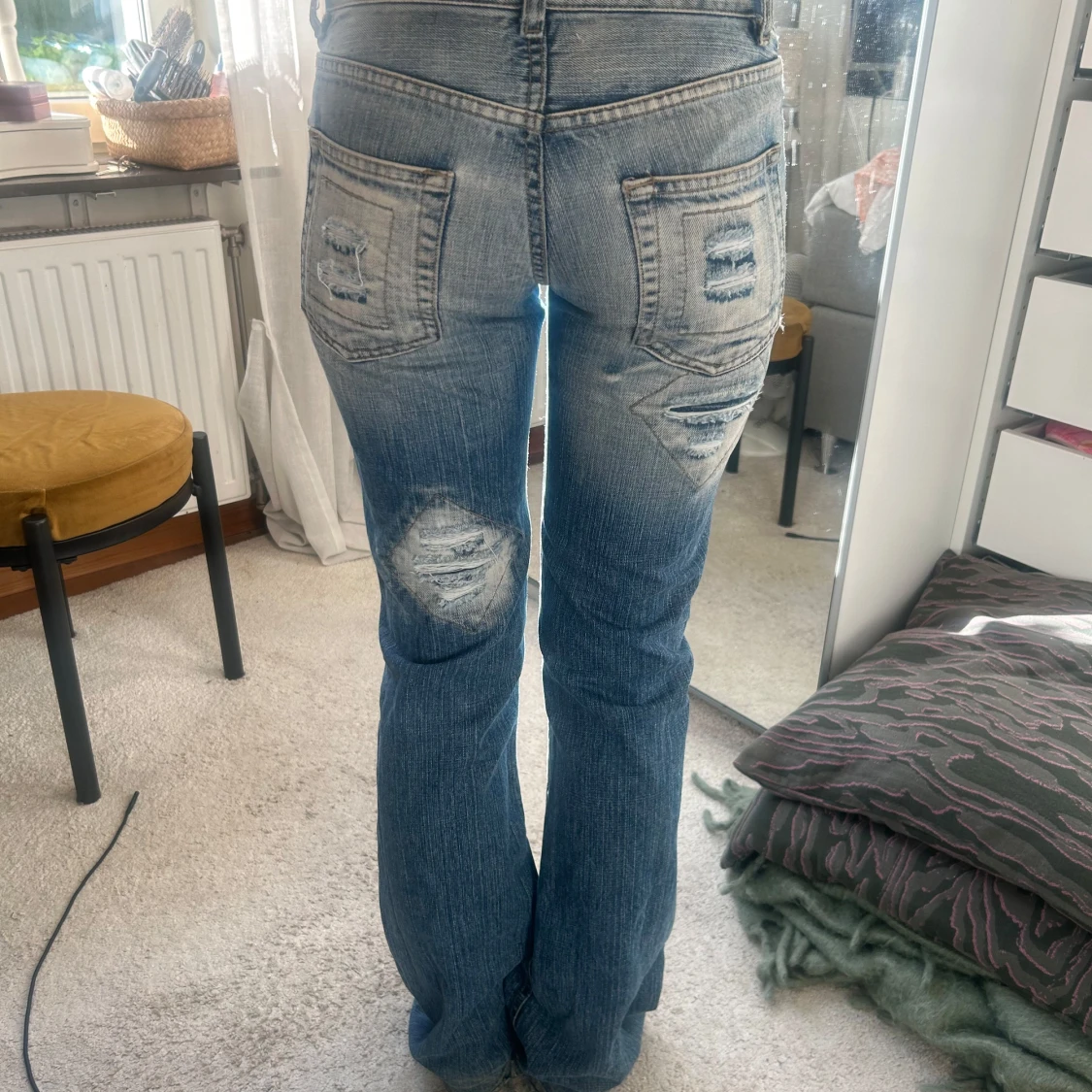 Blå jeans med slitningar - 1