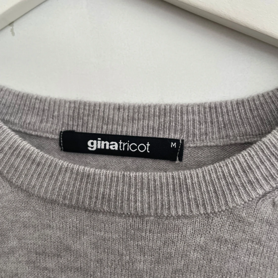 Grå stickad kortärmad tröja från Gina Tricot - 1