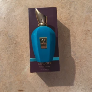Xerjoff Erba Pura Eau de Parfum 100ml - Jag säljer en fräsch och unik parfym - Xerjoff Erba Pura. Det är 100 ml, dock har jag sprayat lite redan då det finns ungefär 80-85 ml kvar, jag tycker att den luktar alldeles för stark för min näsa, har även bevis på kvitto där jag köpt den på Notino. Hör av dig om du är intresserad!