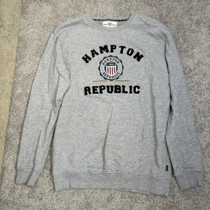 Grå sweatshirt från Hampton Republic - Grå sweatshirt från Hampton Republic, köpt på KappAhl. Knappt använd!