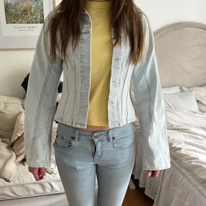 Trendig ljusblå jeansjacka - Säljer en ljusblå jeansjacka från h&m. Jackan har knäppning framtill. Perfekt till vår och sommar. 