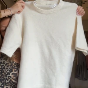 Kortärmad stickad tröja - Snygg kortärmad tröja från Gina. Kommer inte till användning och är i storlek S. Pris går att diskutera.