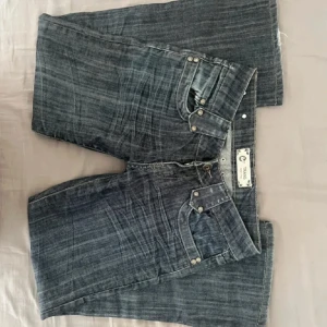 Low waist jeans - Ett par low waist jeans i storlek w26. Har klippt upp dom längst ner för att dom blir längre.