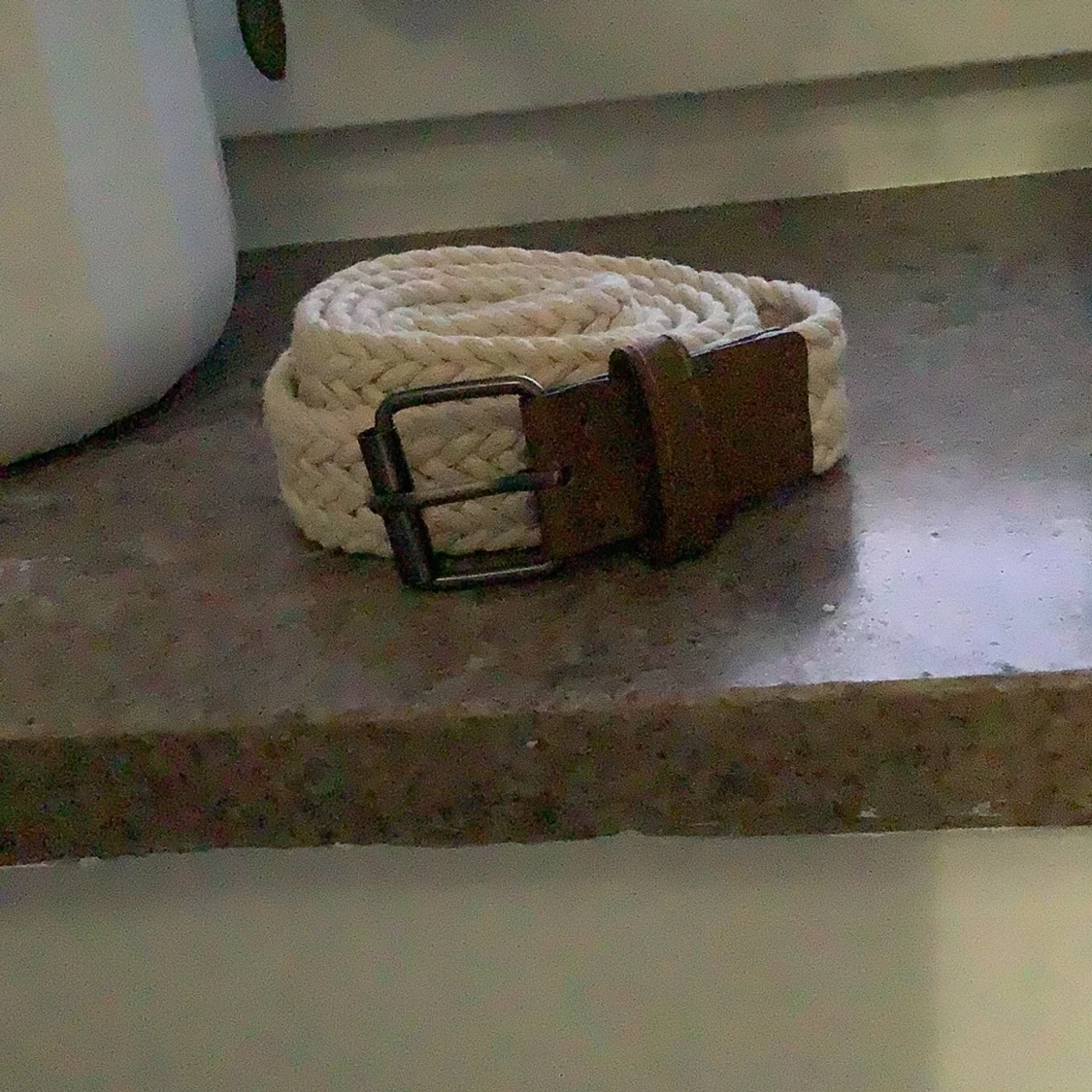 Beige flätat bälte med brunt spänne