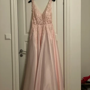 Balklänning  - Jättefin balklänning som aldrig är använd. NYPRIS:2699kr Mitt pris:800kr eller bud. Strl EU38. Bust:88cm Waist:70cm Färg: Blushing Pink❣️Kontakta innan köp nu🥰Frakt ingår ej)