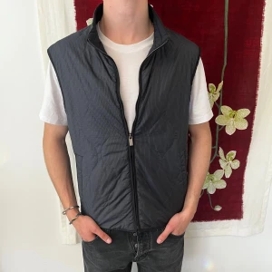 Massimo Dutti Fieldjacket och Väst: M - Säljer en rikigt fet blå/svart fieldjacket från Massimo Dutti i storlek M. Det är en Fieldjacket med en väst innuti som man kan koppla ifrån och använda som bara väst. Eller så kan du ta ut västen för att göra jackan svalare. Du får alltså en tvärfet väst och jacka i samma👍 Både västen och jackan passar M och S. Jackan sitter som en M och västen mer som en stor S.  Hör av er vid fler frågor och funderingar, svarar alltid snabbt😊🥂