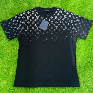 HELT NY,,, HAR NFC!!!!! - Galet snygg tröja i riktigt skönt material perfekt till sommaren, helt ny med lapp kvar, den har också en NFC Scan. Tveka inte på att höra av er, priset är inte hugget i sten!!