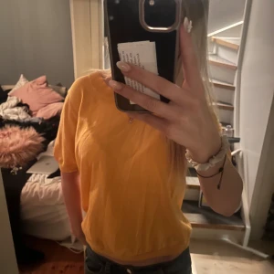 Snygg trekvartsärmad finstickad tröja - Trekvartsärmad finstickad tröja som är ljus orange men ser gulare ut på bilden än vad den egentligen är🧡                                                                  Använd två tre gånger