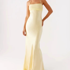 Gul balklänning  - Säljer denna superfina gula satin balklänningen från peppermayo. Jag är 175 cm lång och den går ner till marken.🤩🤩🤩 Aldrig använd endast testad, säljer då jag hade en annan på balen.💛💛