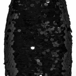 Svart paljettkjol - Säljer en svart kjol täckt med stora paljetter som ger en riktigt glittrig och festlig look. Kjolen är figurnära och perfekt för dig som vill sticka ut. Supersnygg att matcha med en enkel topp och klackar. Använd några få gånger!