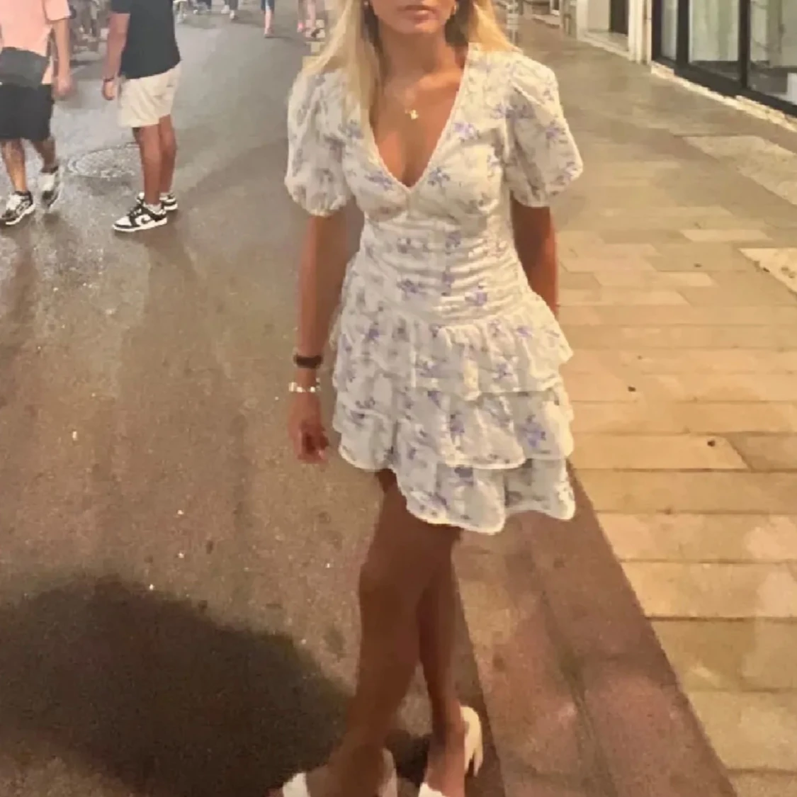 Vit blommig volangklänning med puffärm - 1