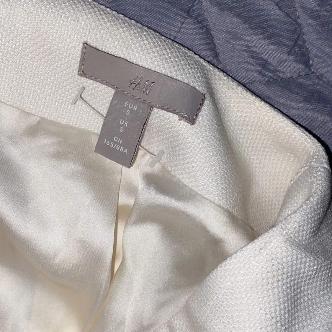 En vit/ beige kostym eller kappa  - 1