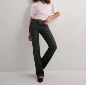 lowaist bootcut jeans  Levi's - Snygga svarta jeans från Levi's. Jeansen marknadsförs som low waist men skulle säga att de är mid waist men hamnar under naveln. Är bara använda en gång💕