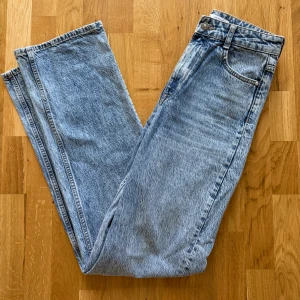 Blå raka jeans - Blå raka jeans med hög midja från Zara, strl 36