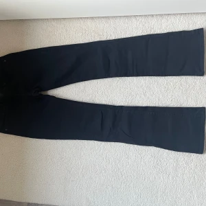 Svarta bootcut jeans från Levi's - Säljer ett par svarta Levi's 715 Bootcut jeans i storlek W25. Klassisk femficksmodell med bootcut-ben och normal passform. Perfekta svarta jeans som funkar till allt. Levi's-logga på bakfickan och knapp framtill. Pris kan diskuteras 