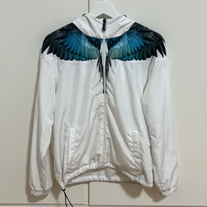 vindjacka Marcelo Burlon - Säljer ovanlig Marcelo Burlon som inte säljs längre 🤩 | Storlek XS (165-170)  | Mycket bra skick inga defekter | Har tyvärr inte kvittot 😕| Skriv till mig om ni har några frågor eller funderingar 💯 | 